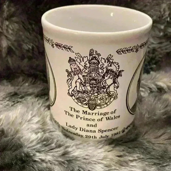 Vintage  Royal wedding trio - Picture 2 of 4